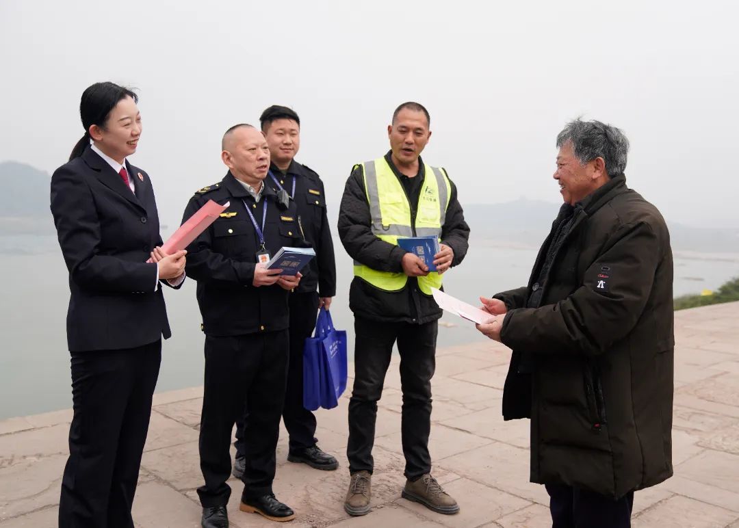 两江地区院联合南岸区农业农村委员会开展《长江保护法》实施三周年普法宣传活动