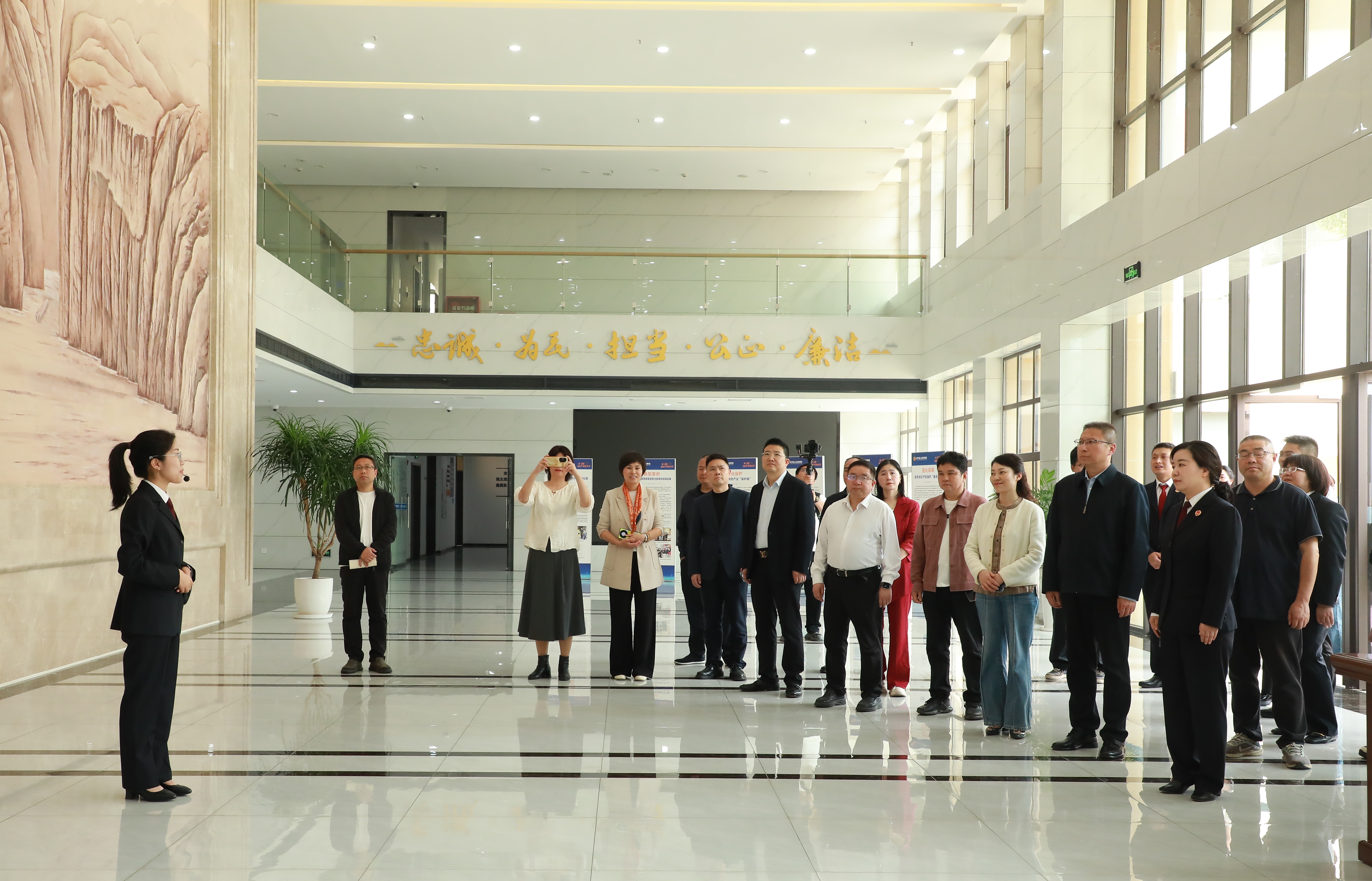 【代表委员之窗】让“巴味渝珍”滋味更足——12名人大代表集中视察活动走进奉节