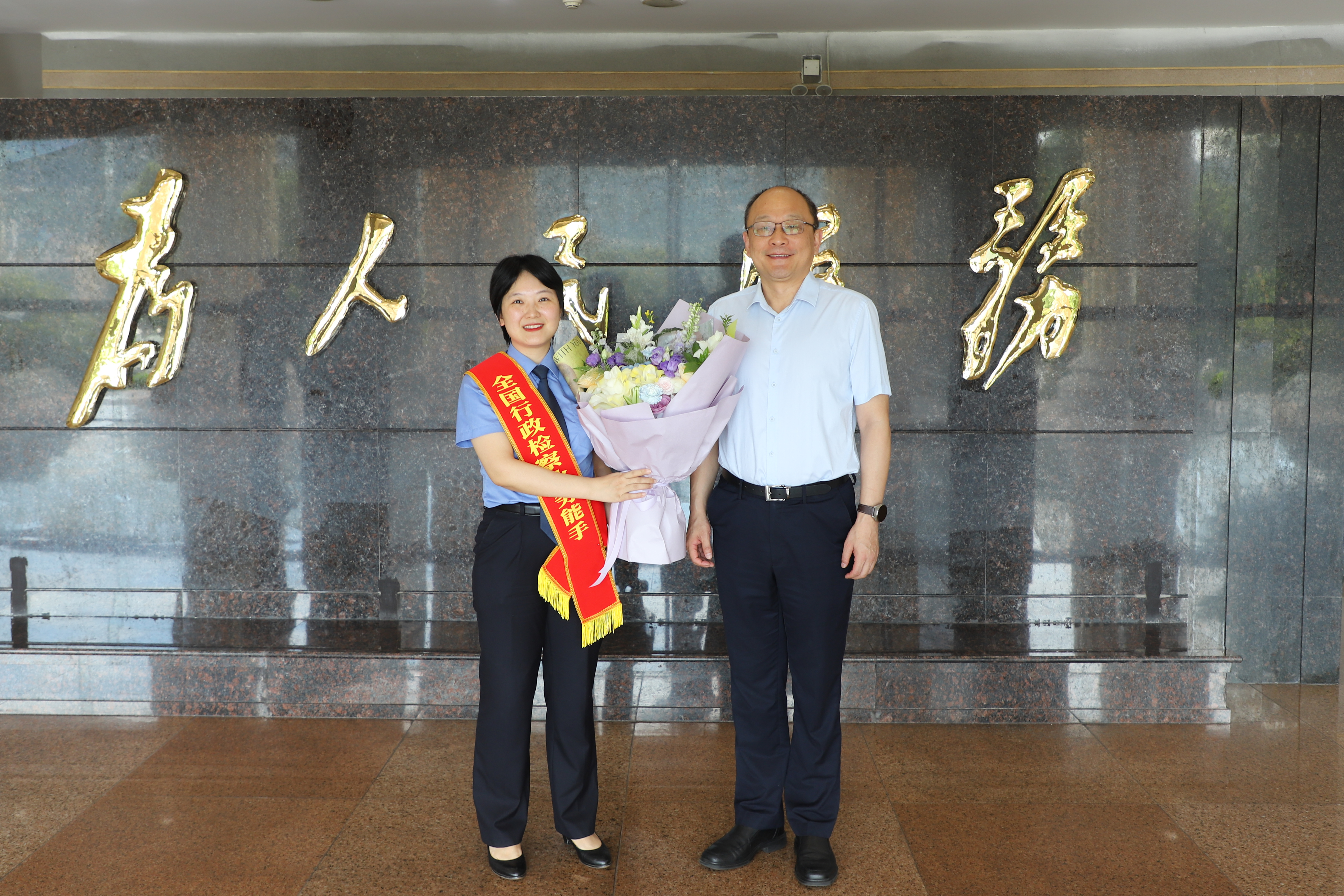 二分院召开以“先进为镜 向标杆看齐”青年干警座谈会
