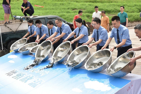 我院会同辖区有关单位开展万州区2025年世界环境日暨全国“放鱼日”增殖放流活动