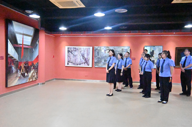我院组织干警参观廉洁文化美术作品展览