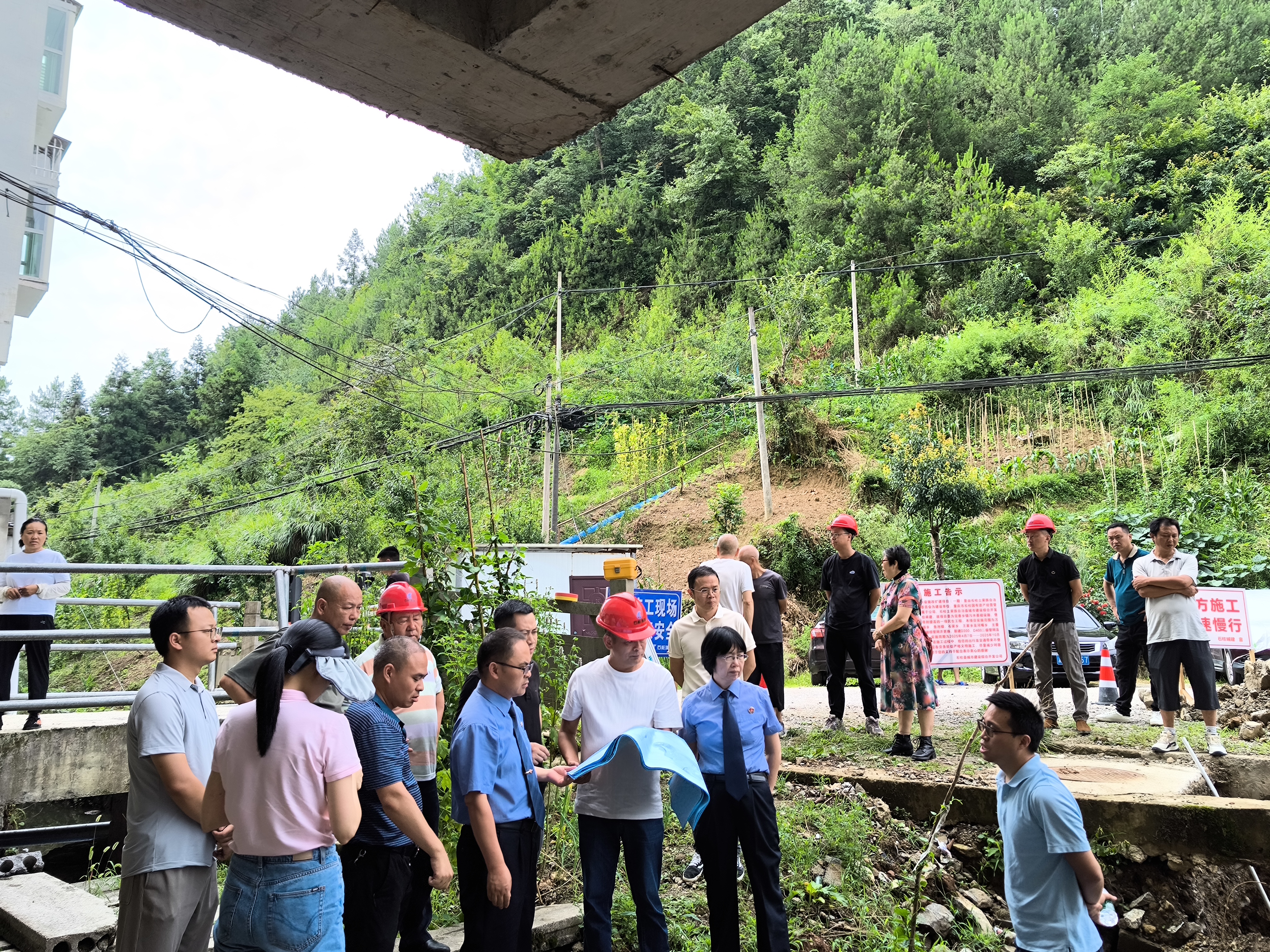 我院与县水利局开展“河长+检察长”巡河活动