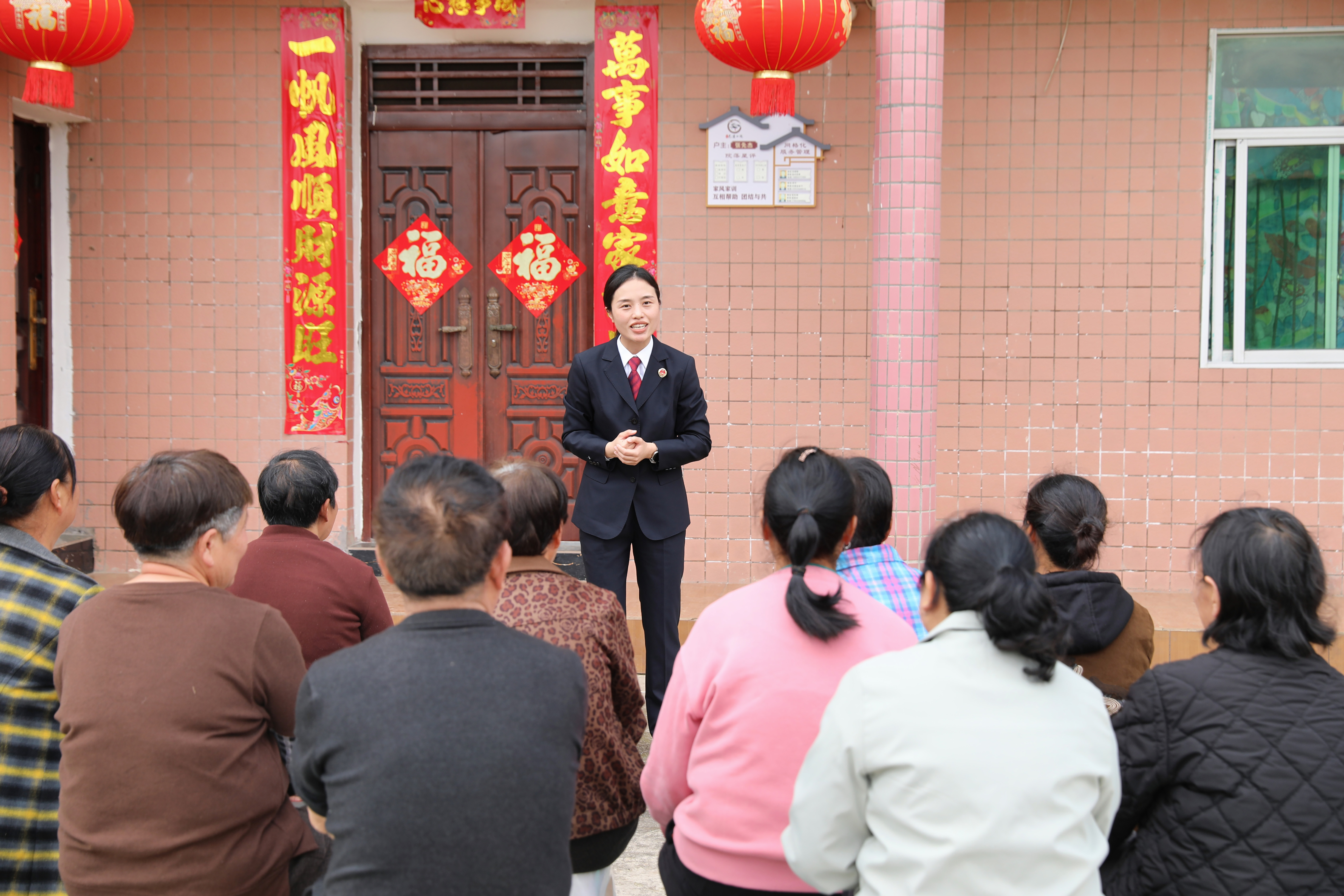 院坝里头“摆”反诈
