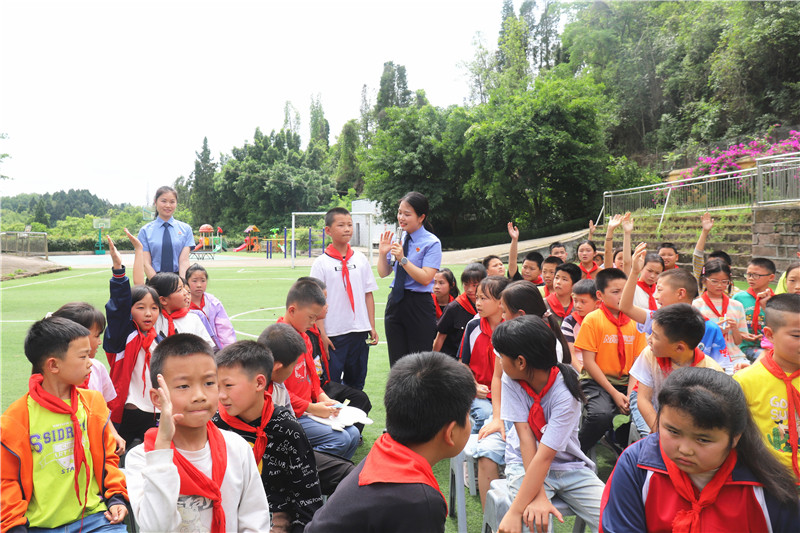 荣昌区检察院到盘龙镇合靖中心小学开展“检护未来·粽香六一”主题活动