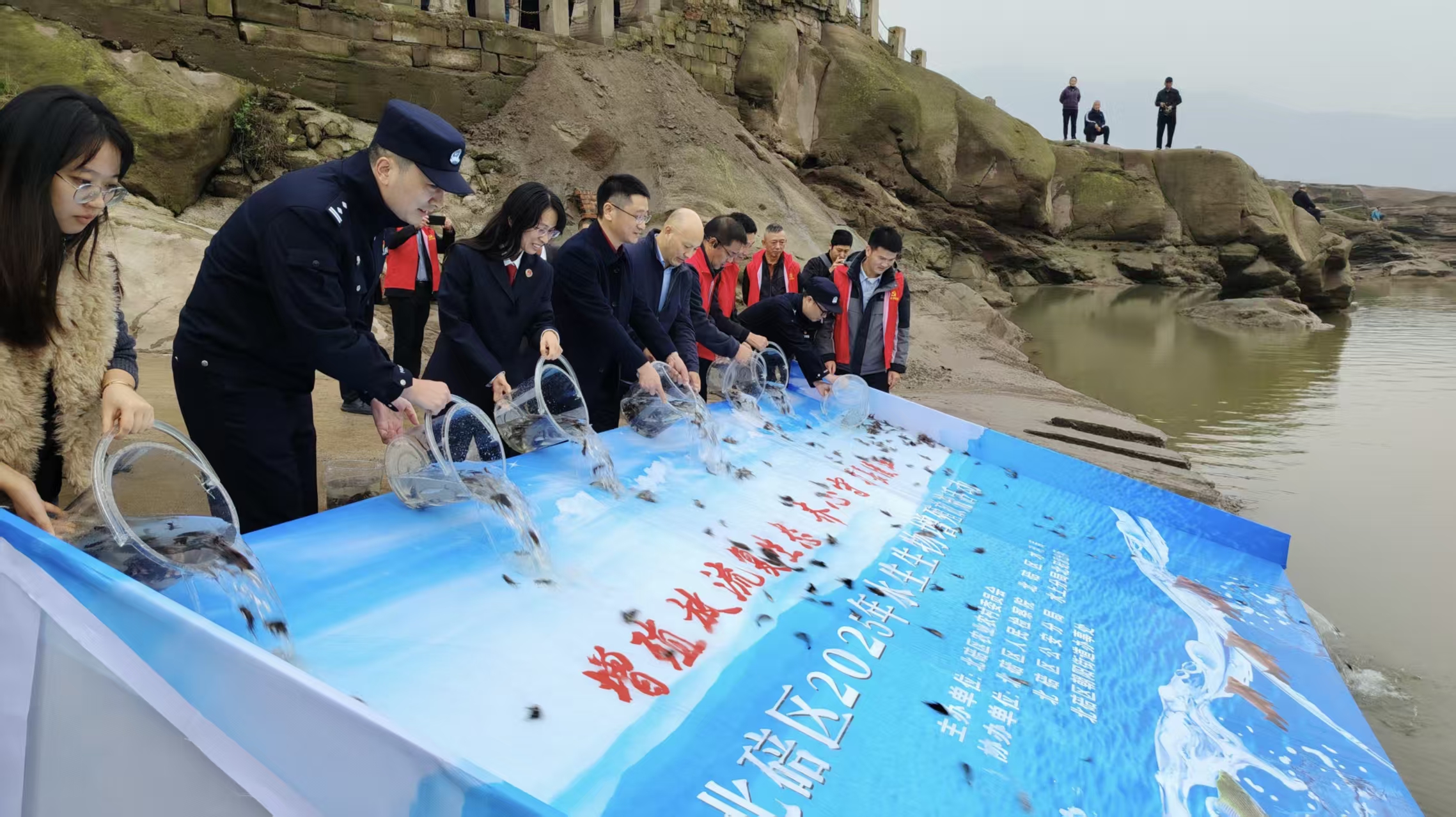 北碚区检察院联合区农委开展水生生物增殖放流活动