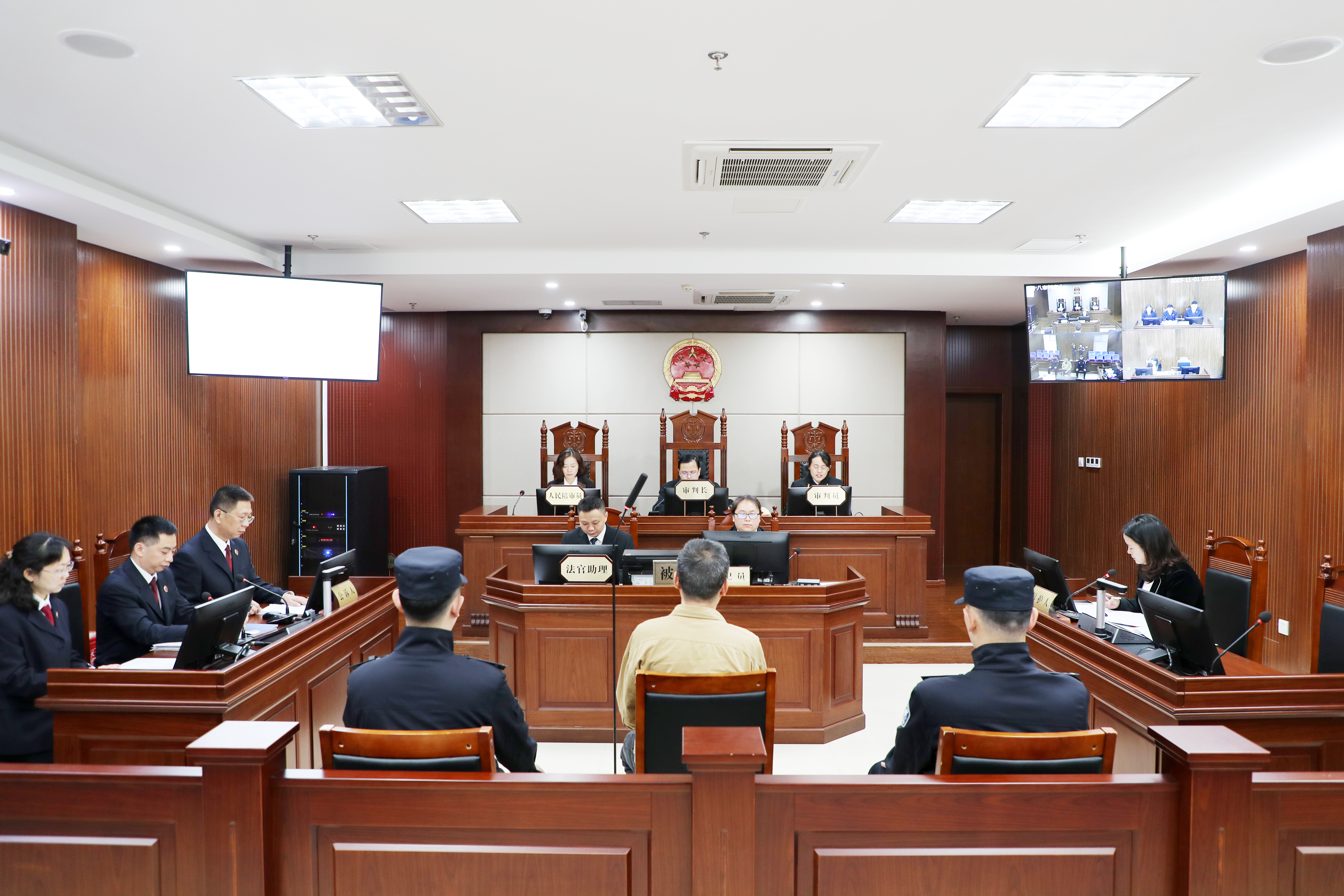 “两长”同庭履职！陈康检察长就一起职务犯罪案出庭履职